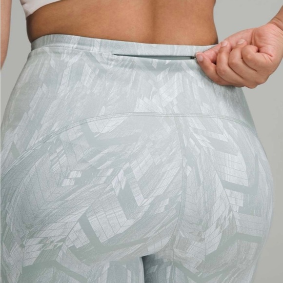 Lululemon Swift Speed High-Rise Shorts Reverberate Chevron Silver Blue Wht Sz 8 - Picture 3 of 8